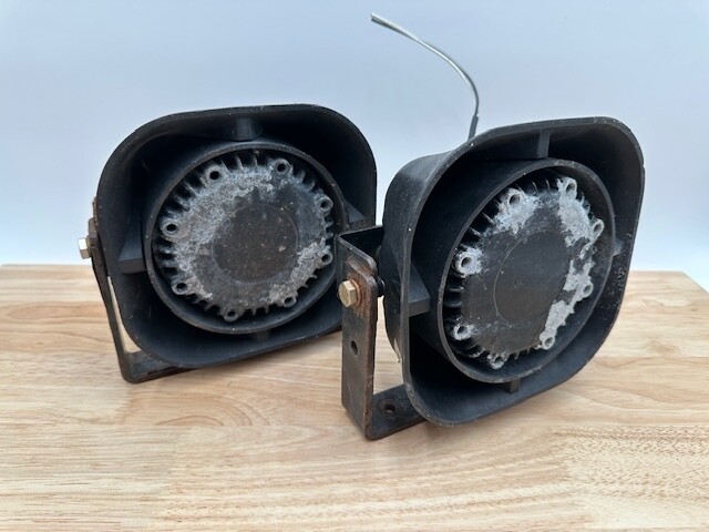 (2) Pair Of Whelen SA315P Speakers 100 Watt With Brackets - Tested - 