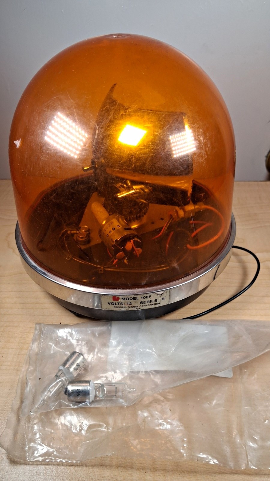 Vintage Federal Signal Model 100F Series B Amber Rotating Beacon Light Untested