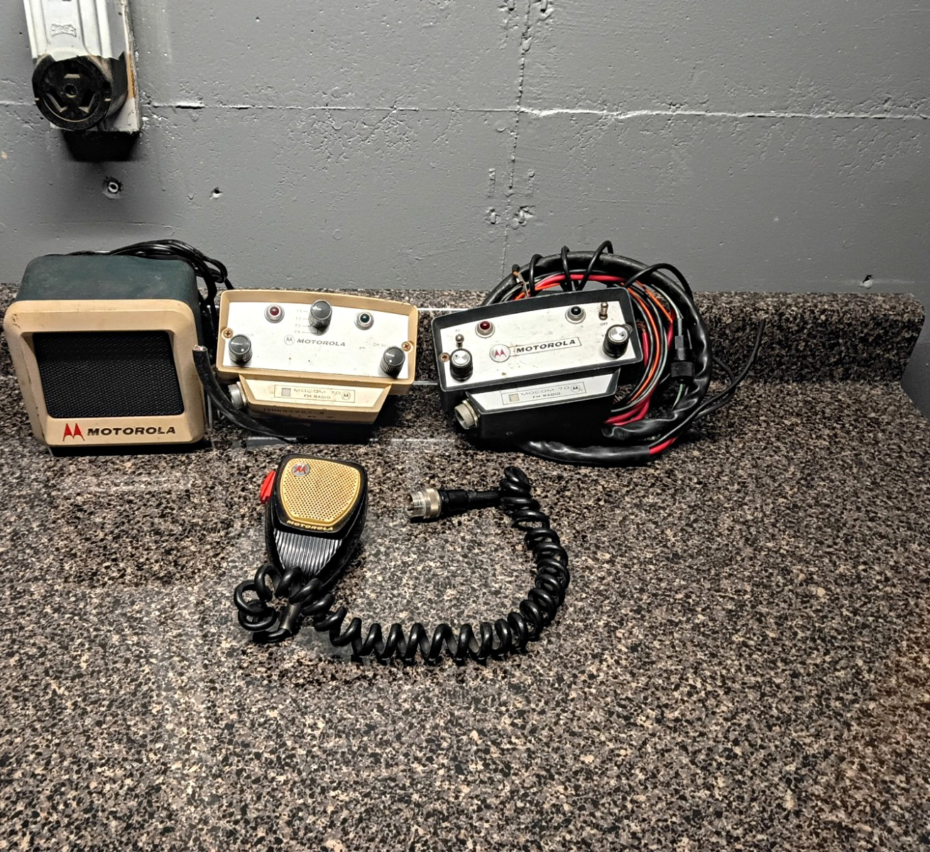 Vintage Motorola 2 Way FM Radio With Speaker, Microphone, And Extra Mocom 70 Vintage Motorola 2 Way FM Radio With Speaker, Microphone, And Extra Mocom 70