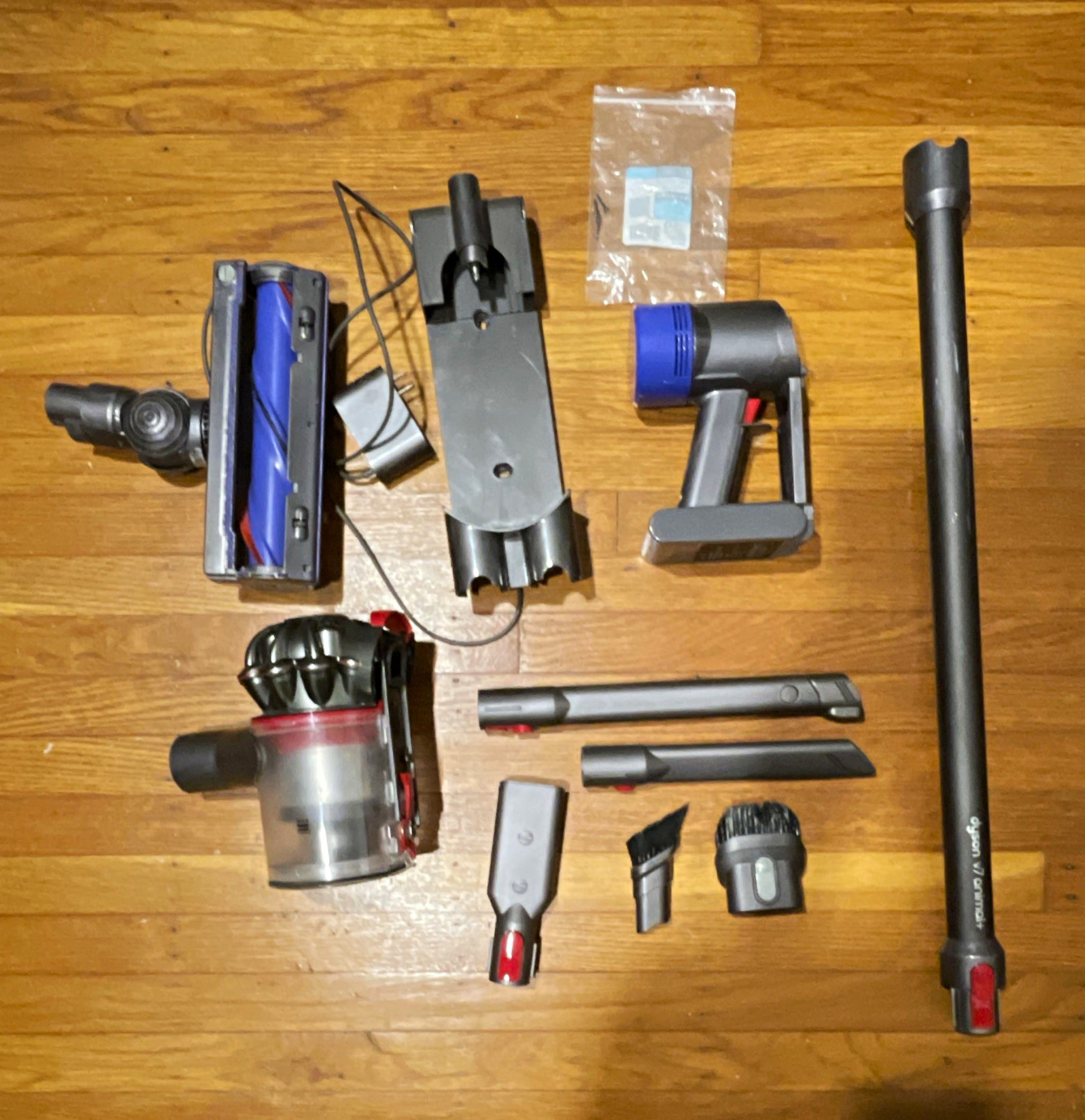 Dyson V7 Animal+ Vacuum w/ Accessory Kit & Charger - read descript, dead battery Dyson V7 Animal+ Vacuum w/ Accessory Kit & Charger - read descript, dead battery