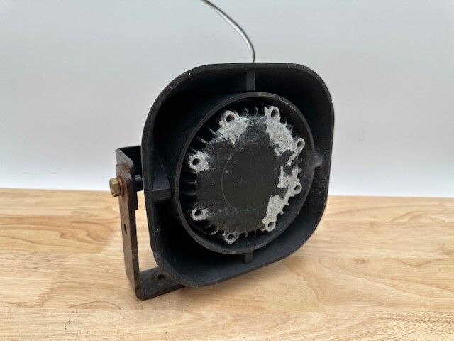 Whelen SA315P Speaker 100 Watt With Bracket - Tested - Fast Whelen SA315P Speaker 100 Watt With Bracket - Tested - Fast