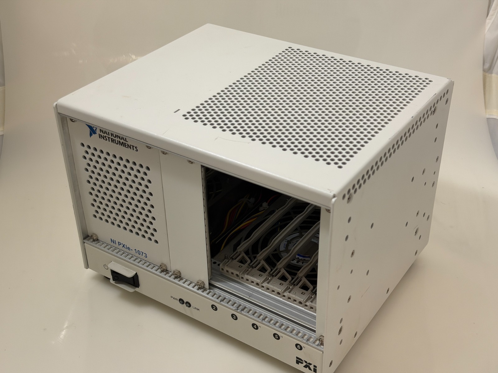 National Instruments NI PXIe-1073 Chassis / 5-Slot PXIe Mainframe w/ MXI-Express National Instruments NI PXIe-1073 Chassis / 5-Slot PXIe Mainframe w/ MXI-Express