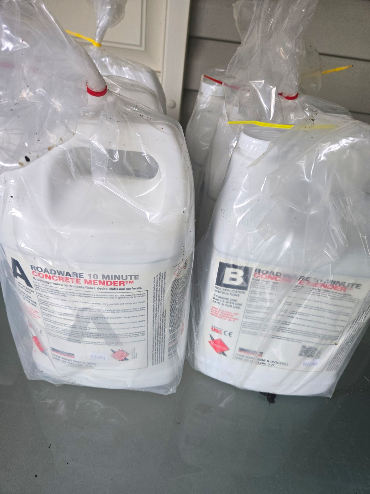 Roadware 10 Minute Concrete Mender A/B Concrete Repair Kit Liquid Repair Jug