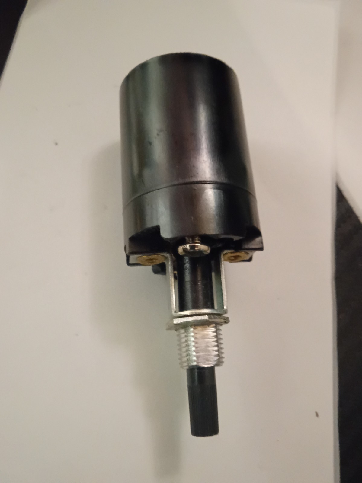 LEVITON  4155-51 Incandescent Lampholder, Bottom Turn Knob Switch NEW