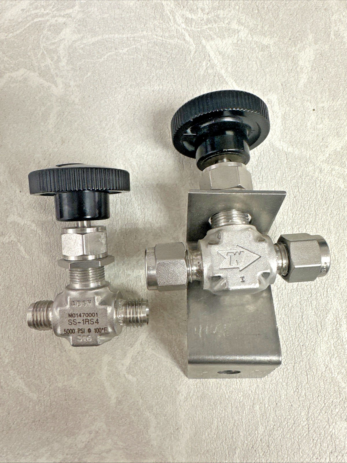 Whitey/Swagelok SS-1RS4 Integral-Bonnet Needle Valve 1/4 inch 316 (1 Lot of 2)