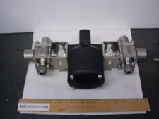 Swagelok SS-63XTS8-F8-53DDM air operated DOUBLE 3-way valve. 1,000 psi 1/2