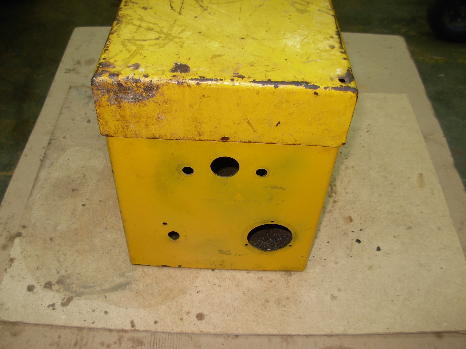 Caterpillar d4 d6 battery box Caterpillar d4 d6 battery box