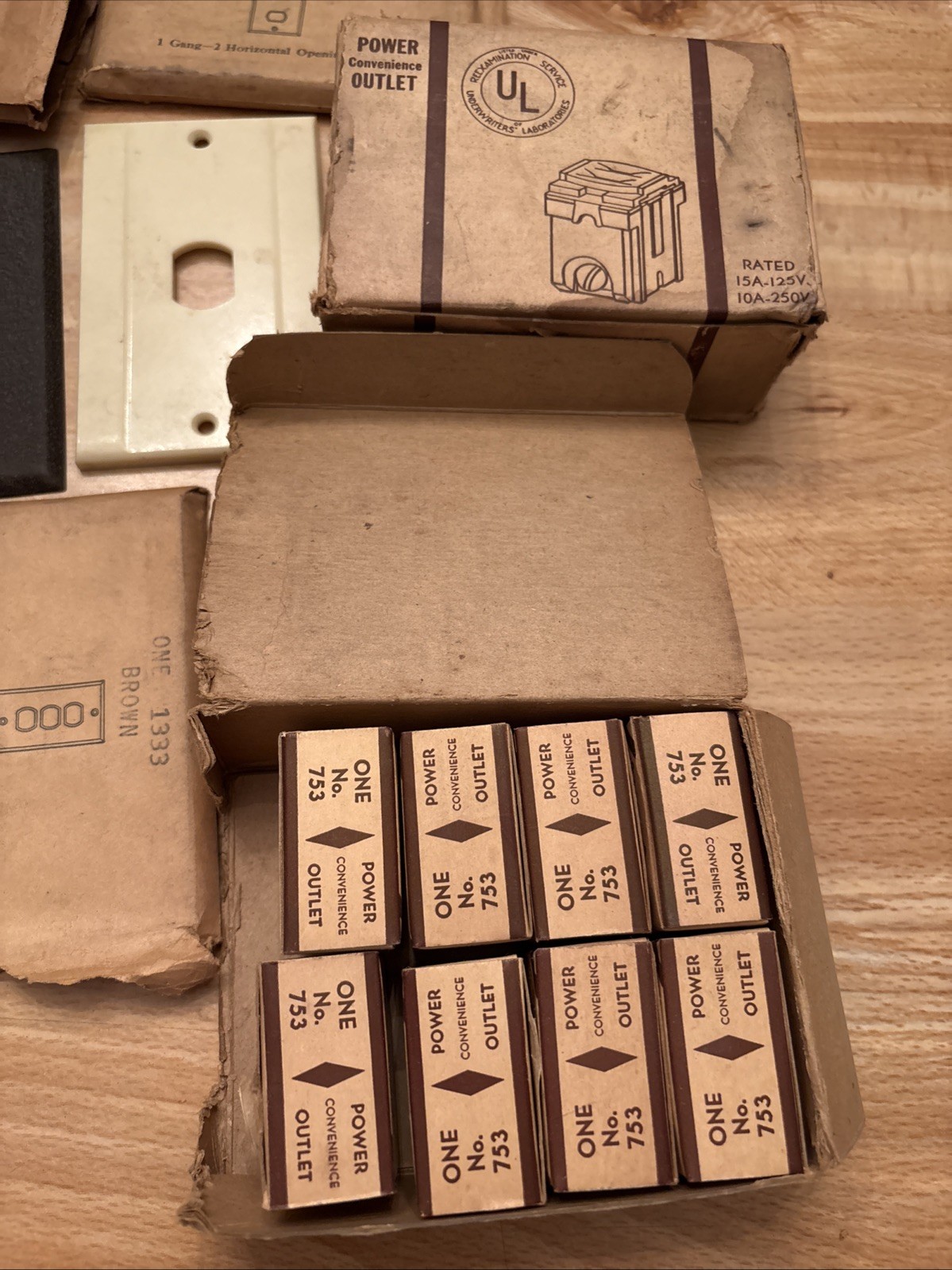 Lot 18 Vintage Leviton #753 Kwikchange Single Brown Bakelite Receptacle Outlets Lot 18 Vintage Leviton #753 Kwikchange Single Brown Bakelite Receptacle Outlets