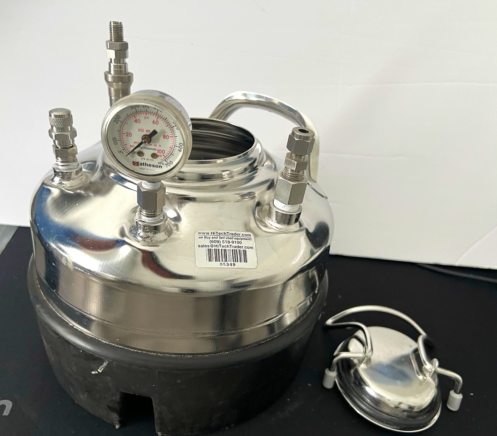 Alloy Products 140 Psi Pressure Vessel with Gauge and Connector Ports