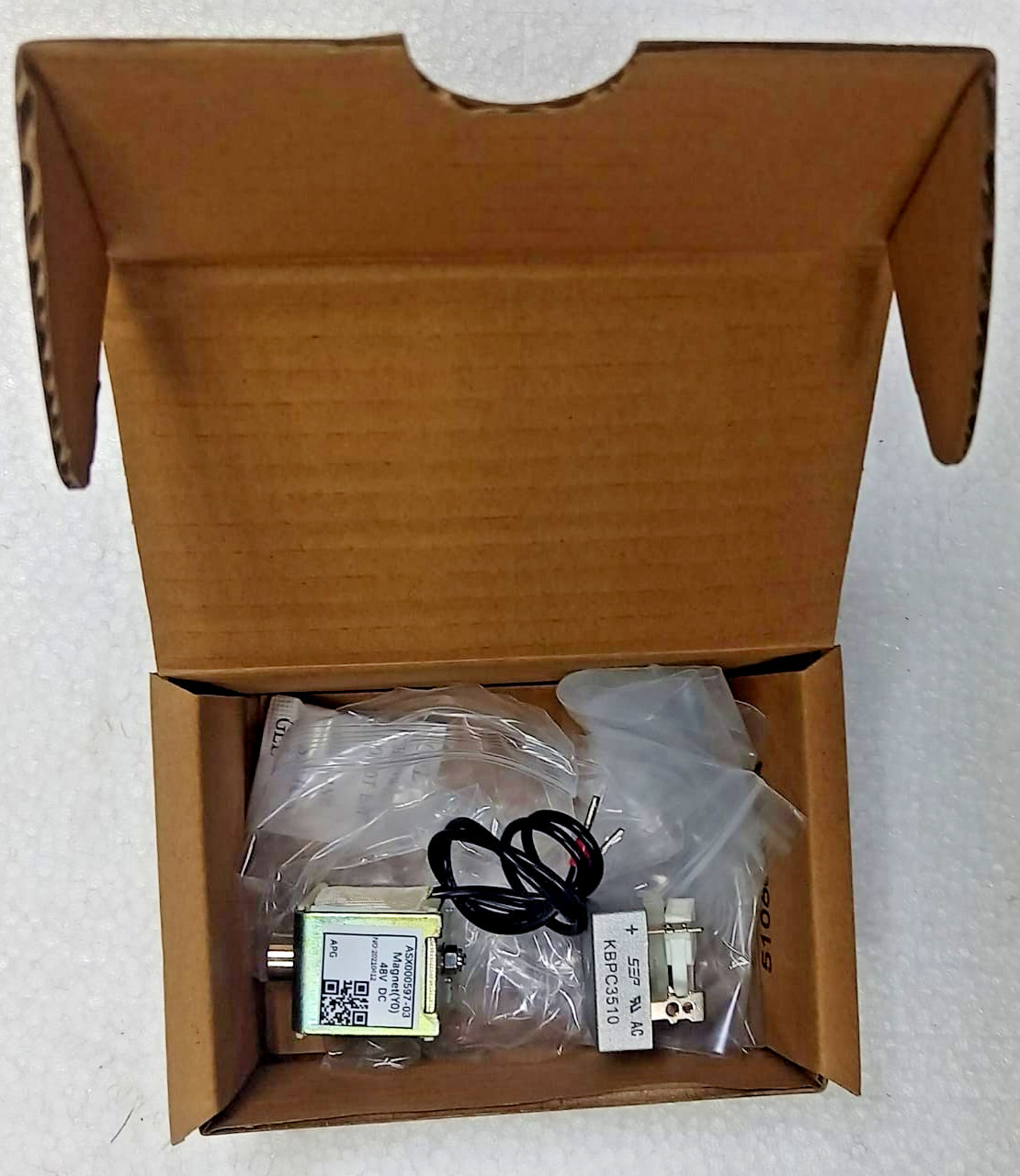 Schneider Electric EXETR2LKMA04 Racking device locking magnet 48-60Vdc 48 Vac