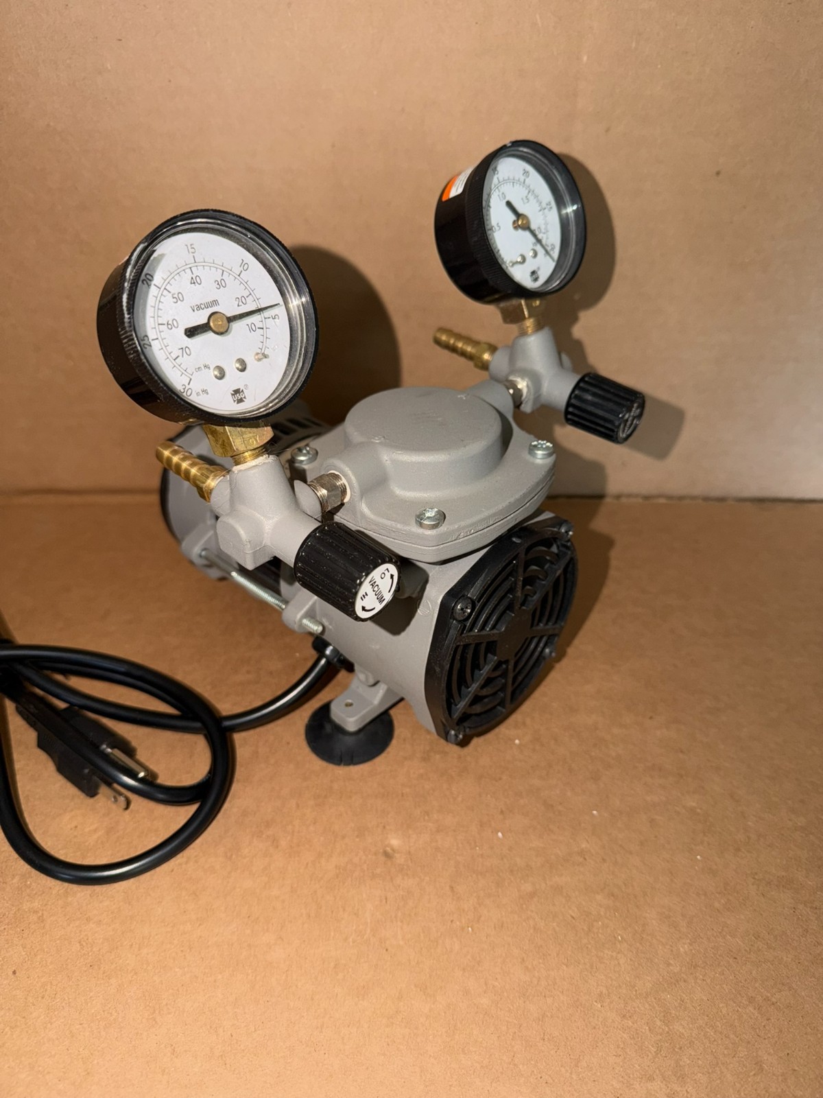 WORKING Cole-Parmer L-79200-00 PTFE-Coated Vacuum Pump with Vacuum Gauges WORKING Cole-Parmer L-79200-00 PTFE-Coated Vacuum Pump with Vacuum Gauges