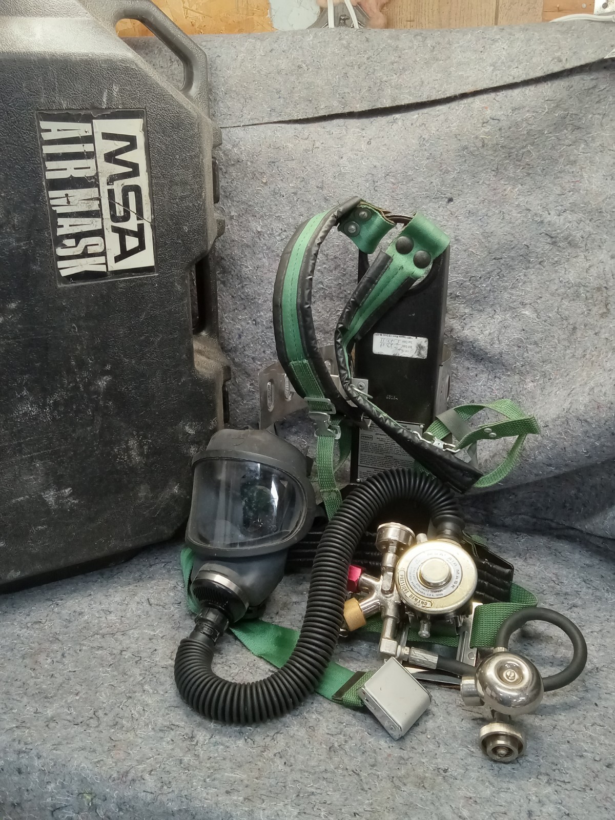 MSA Air Mask 401 Air Regulator Tank Harness in Hard Case With Mask (vintage) MSA Air Mask 401 Air Regulator Tank Harness in Hard Case With Mask (vintage)