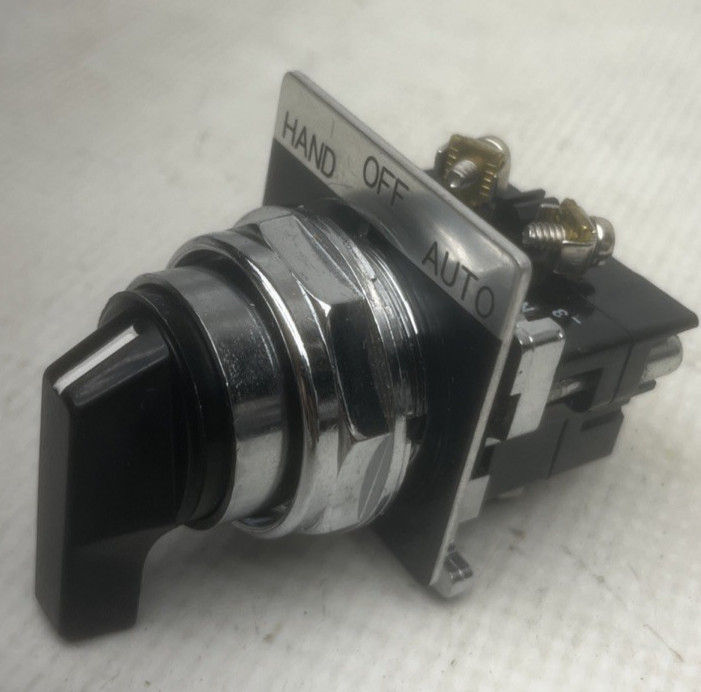 EATON CUTLER HAMMER 10250T21LB 3 POS Maintained Selector Switch W/2 NO Contact