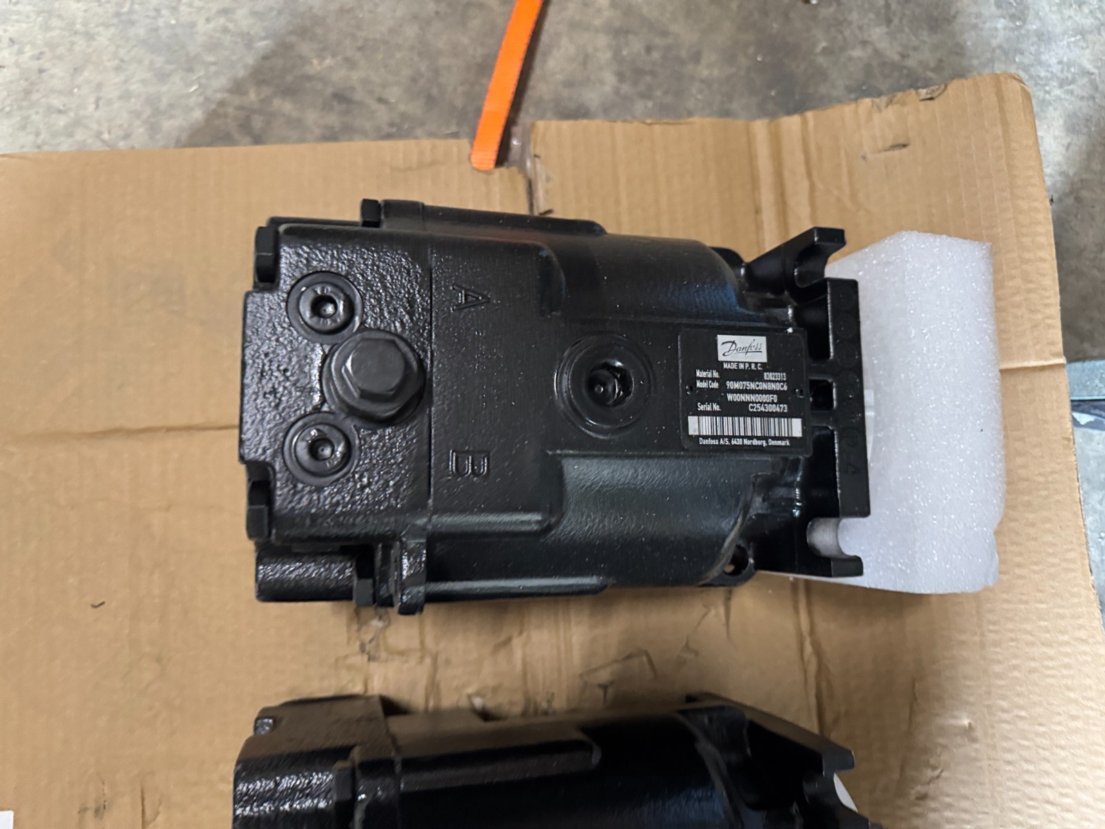 90 Series 75CC Sauer Danfoss Fixed Displacement Motor with Twin Ports 90M075NC0N