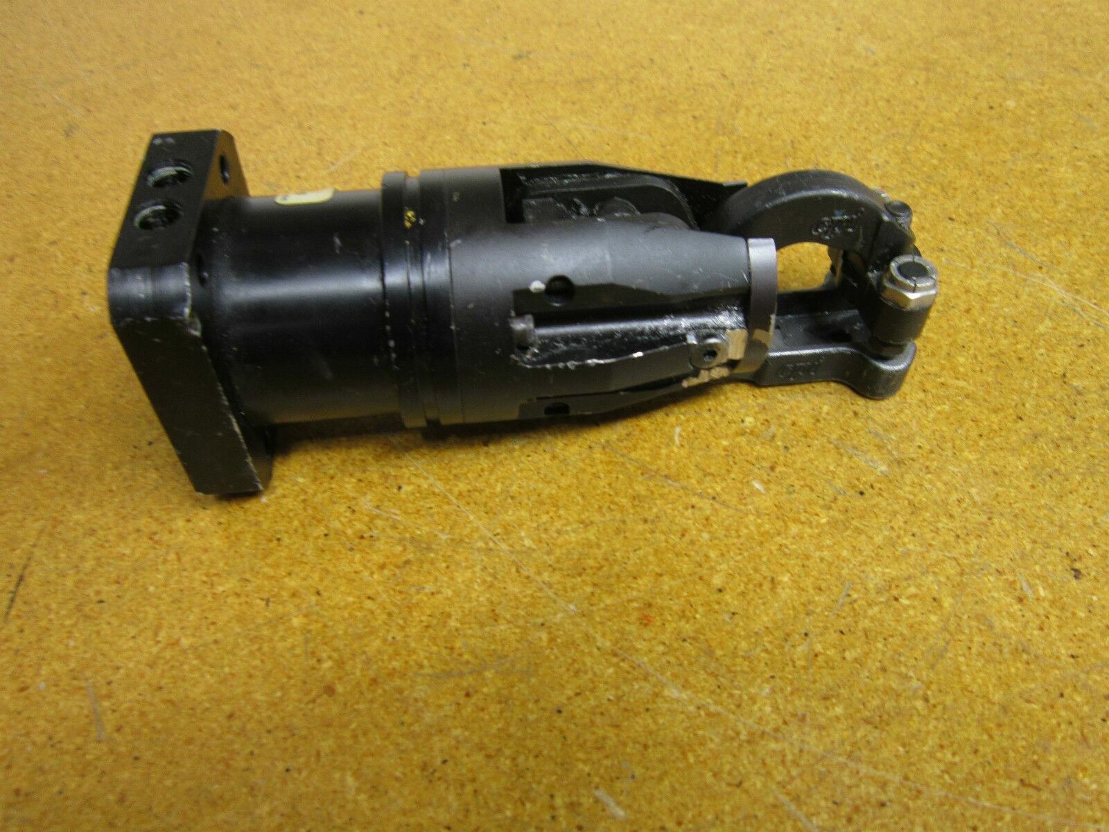 DESTACO CPI GR1-15BE-90F-DPX Pneumatic Gripper USED DESTACO CPI GR1-15BE-90F-DPX Pneumatic Gripper USED