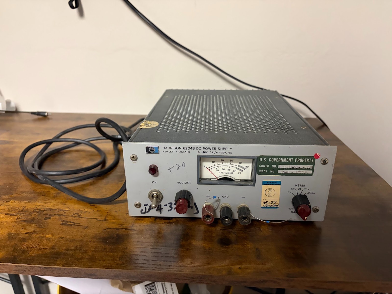 HP/ Hewlett Packard  6204B DC Power Supply 0-40V .3A / 0-20V .6A - POWERS