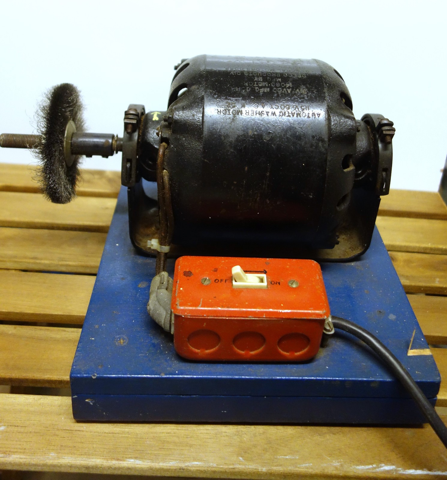Vintage Delco Electric Washer Motor Bench Grinder Wire Brush w/ Switch Works Vintage Delco Electric Washer Motor Bench Grinder Wire Brush w/ Switch Works