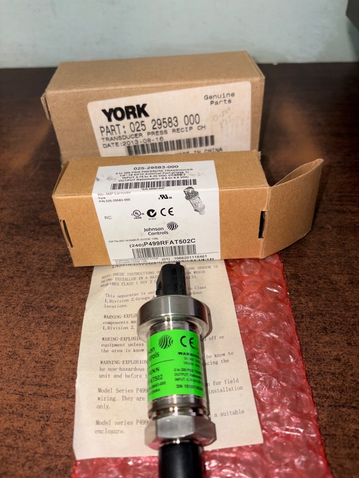 NOS YORK  025 29583 000  TRANSDUCER 0 - 200 PSI   B94