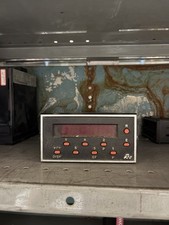 RED LION CONTROLS GEM52001 DIGITAL COUNTER USED picture