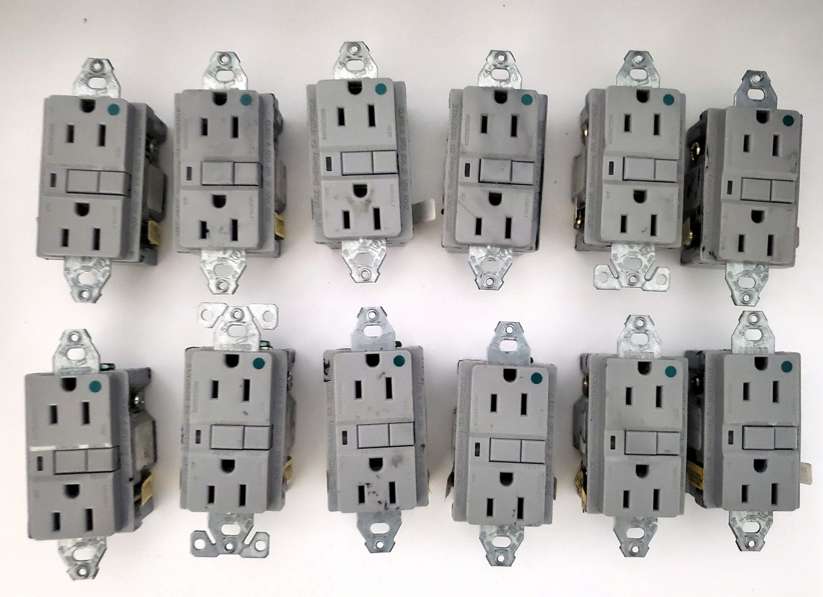 Lot of 12 COOPER SHOCK SENTRY Receptacles Class A GFCI 15A/20A 2P 125V 60Hz Lot of 12 COOPER SHOCK SENTRY Receptacles Class A GFCI 15A/20A 2P 125V 60Hz