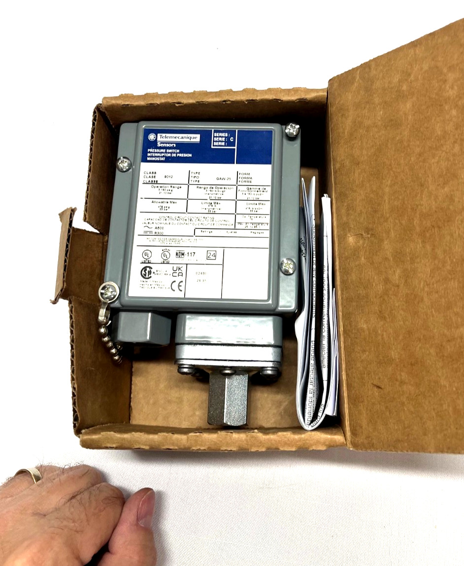 NEW Schneider Telemecanique 9012 GAW-25 Pressure Switch 75 PSIG