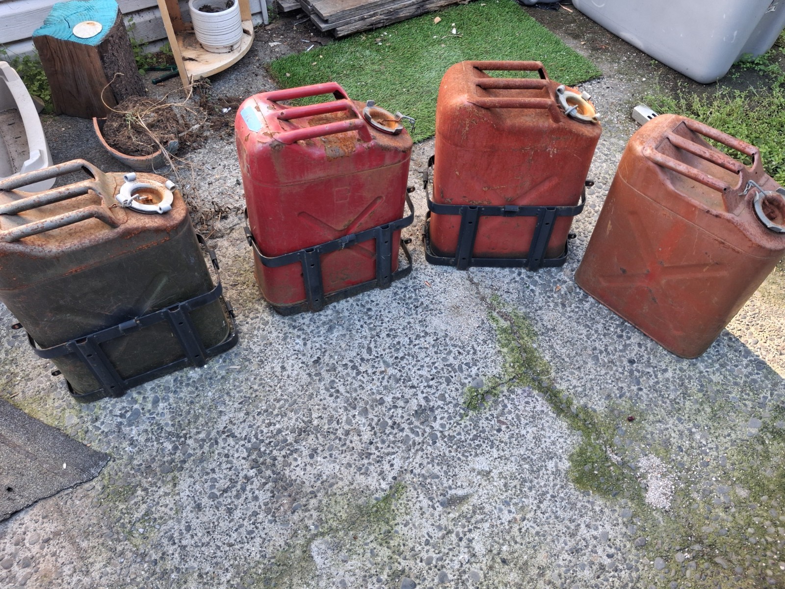 Army  Cans Lot Of 4 Jerry can vintage U.S Army With 3 Carrier Brackets 
