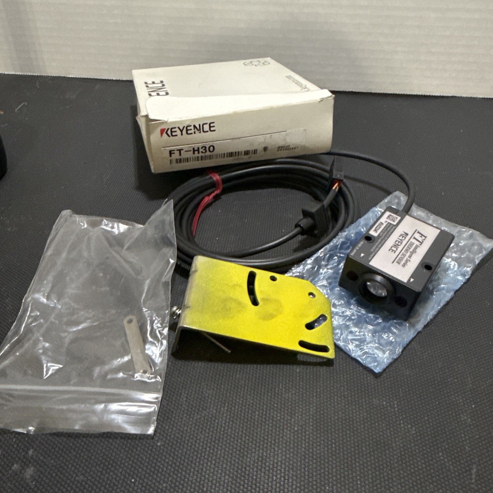 KEYENCE FT-H30 Digital Infrared Thermo Sensor Head Mid-Low Temp Long-Range