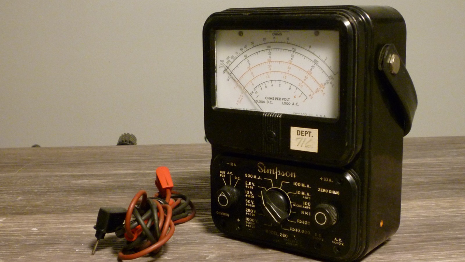 Vintage SIMPSON Model 260 Multimeter with leads, un-tested, good condition.