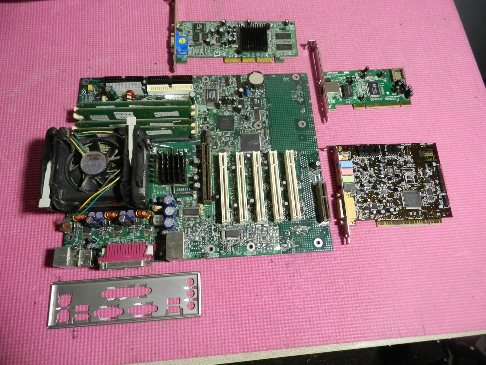 E210882 Gateway Motherboard w/ P4-1.7ghz / 512 mb RDIMM & peripherals tested