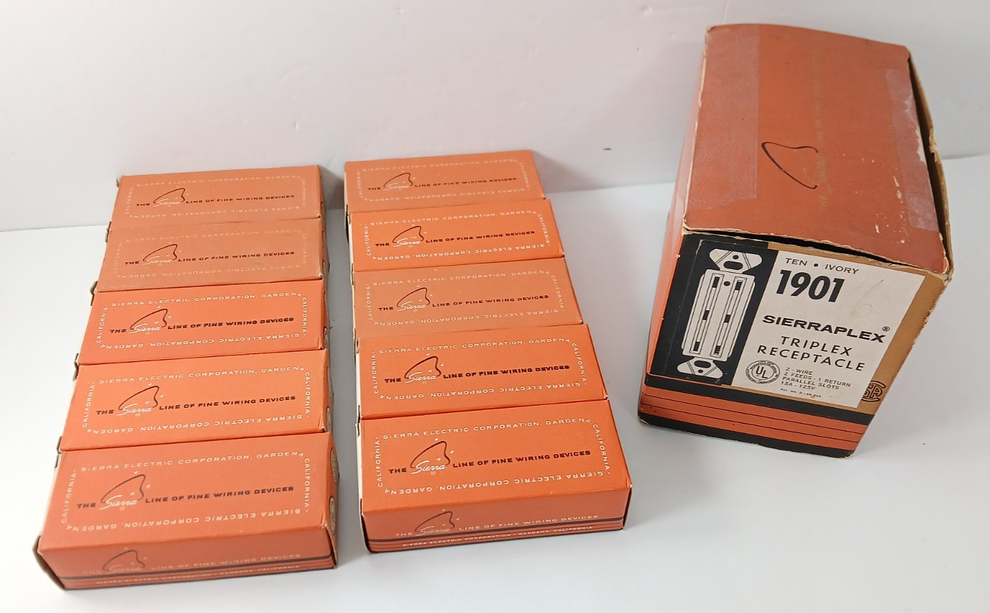 Vintage SIERRAPLEX 1901 Triple Outlet, 2-Prong Triplex Receptacle 1950's Unused Vintage SIERRAPLEX 1901 Triple Outlet, 2-Prong Triplex Receptacle 1950's Unused