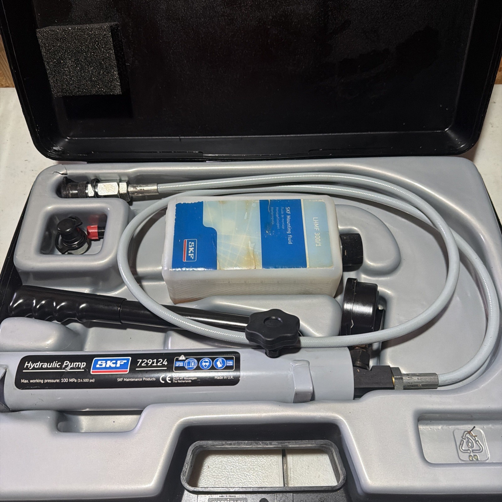 SKF HYDRAULIC PUMP 729124 WITH CASE, tested and working with accessories SKF HYDRAULIC PUMP 729124 WITH CASE, tested and working with accessories