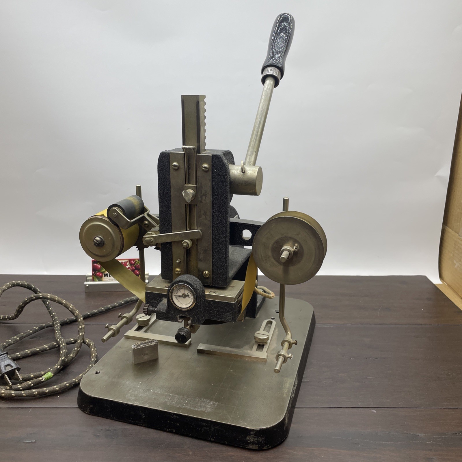 Wyman Gold Stamper Hot Foil Stamping Machine. VINTAGE WORKING CONDITION Wyman Gold Stamper Hot Foil Stamping Machine. VINTAGE WORKING CONDITION