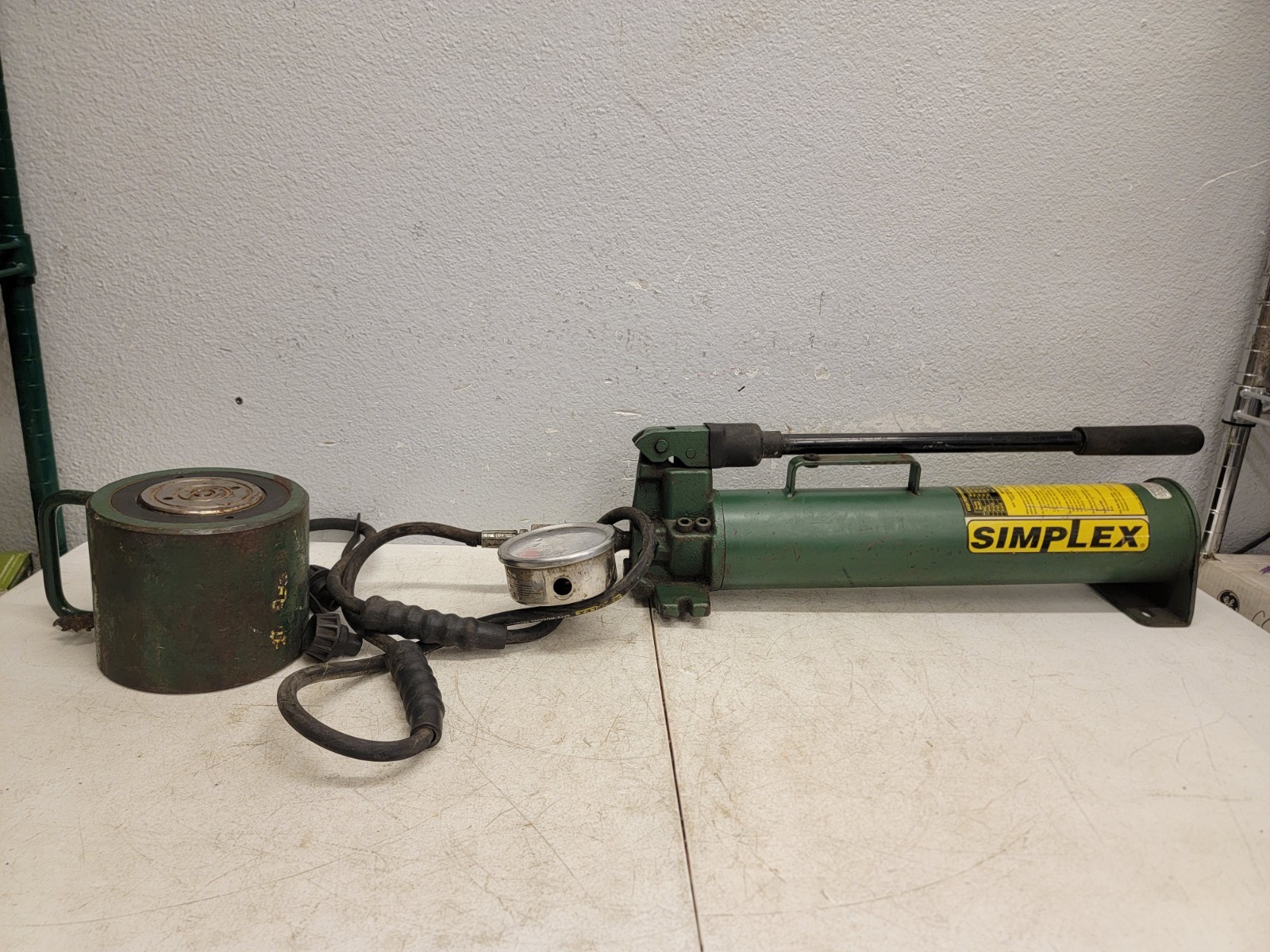 SIMPLEX P82 TWO-SPEED HYDRAULIC HAND PUMP 700 BAR 10,000 PSI W/ Simplex 100ton👁