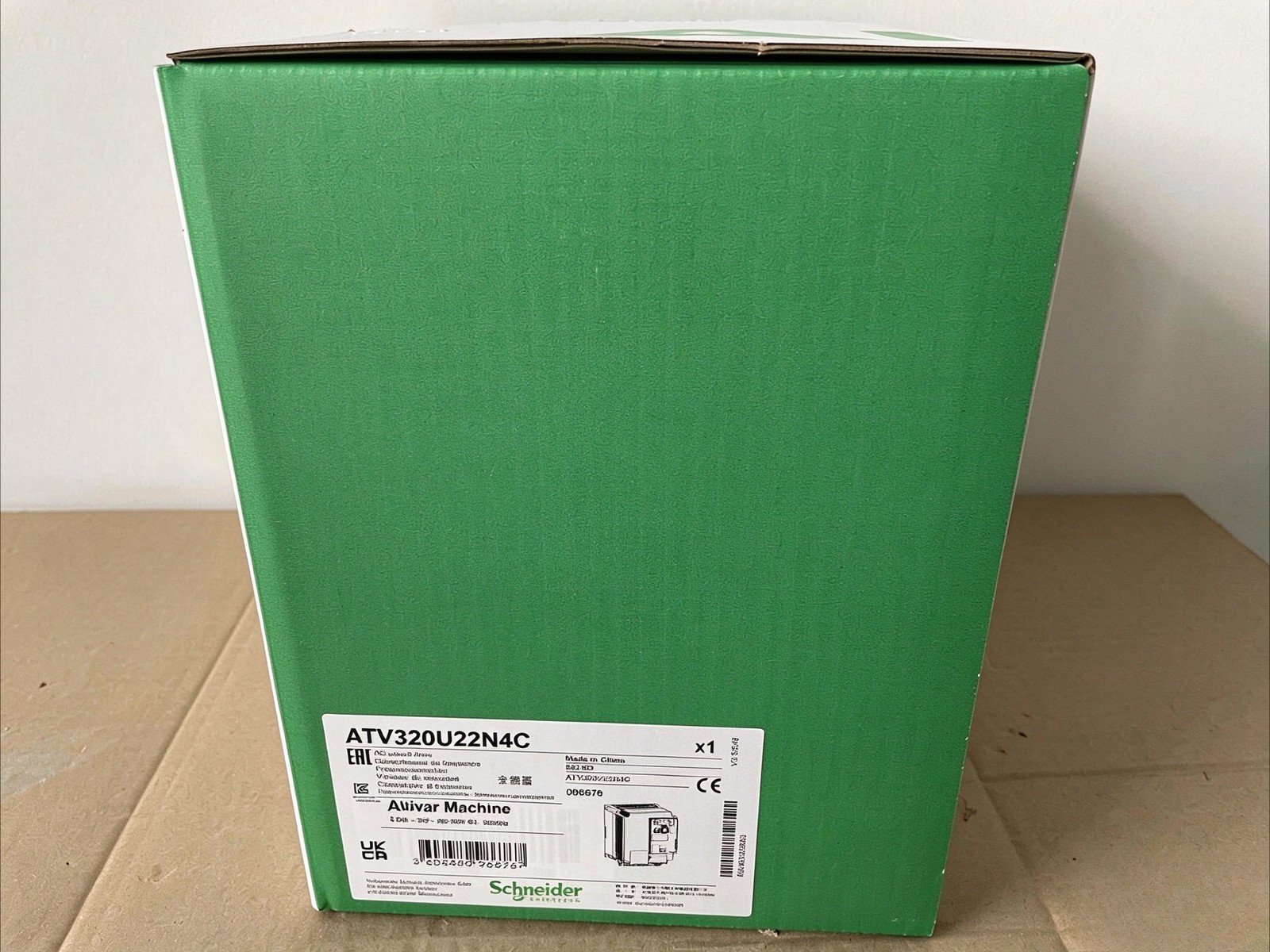 1-piece brand new ATV320U22N4C box inverter 2.2KW three-phase 400V compact type